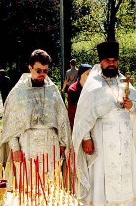 Благочинный протоиерей Иоанн (справа) и настоятель храма-часовни о. Виктор Григоренко (слева)
