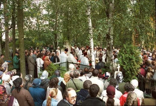 Панихиду на могиле прот. Александра Меня служит митрополит Крутицкий и Коломенский Ювеналий