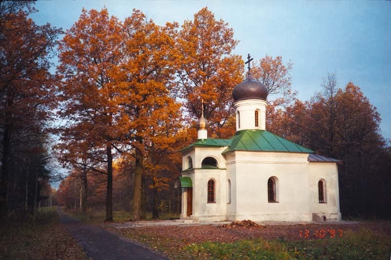 Храм-часовня осенью