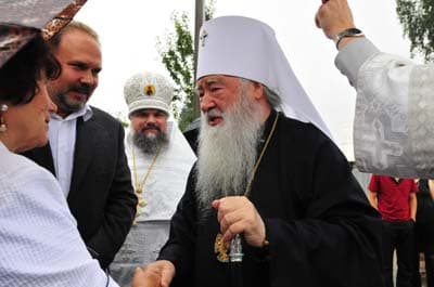 Владыку приветствуют матушка о. Александра Наталия Фёдоровна и сын Михаил